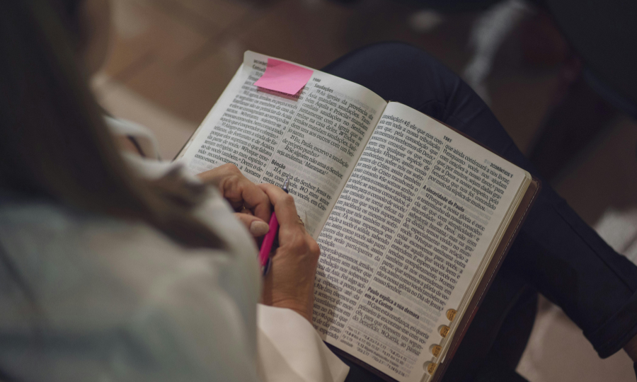 pessoa lendo a biblia